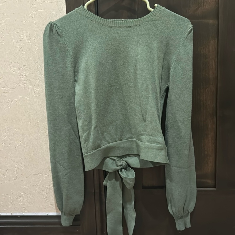 Francesca’s Green Long Sleeve Sweater With Bow In Back
